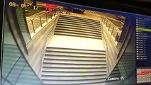 Une conductrice coince son véhicule dans un escalier