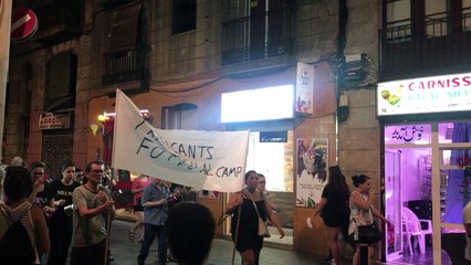 Veïns manifestant-se pels carrers del Raval
