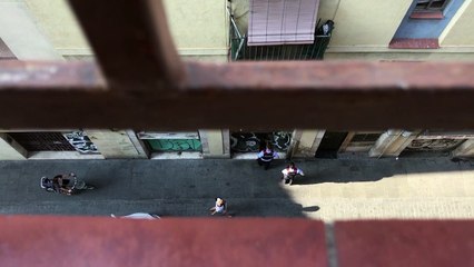 Els mossos,visitant el local de narcotràfic del carrer Cardona, 8