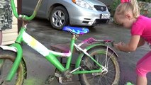 Bicicletas desafío color pintar y Alice dejó bicicletas pintadas de un contenedor de la izquierda