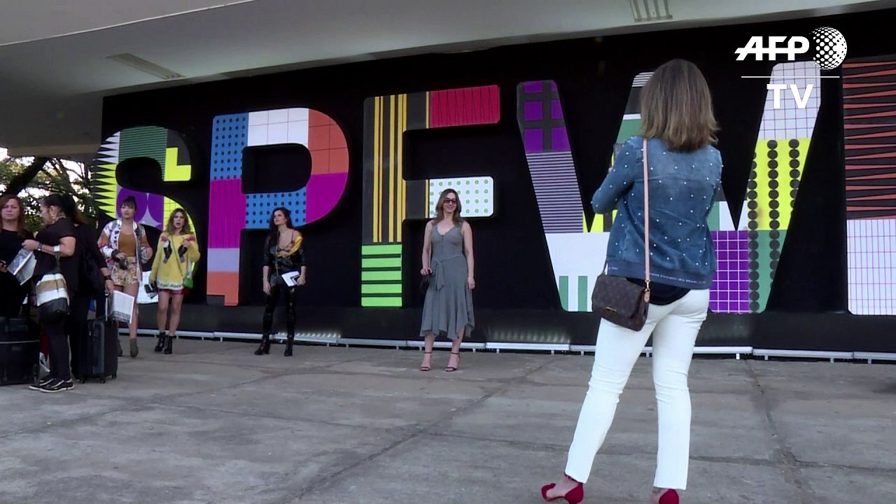 Semana de la Moda de Sao Paulo desafía la crisis con creatividad