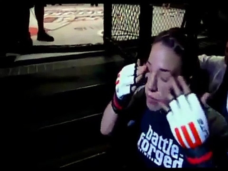 Epic Womens MMA Fight | Sara McMann vs Raquel Paaluhi