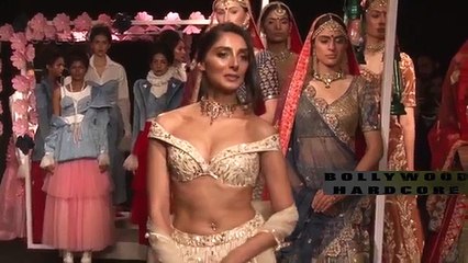 इस लड़की ने ऐसे कपड़े पहनकर किया खुलकर अंग प्रदर्शन