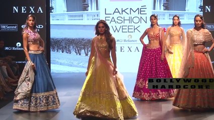 जब Nargis Fakhri इस तरह के कपड़े पहन कर आई रैंप पर