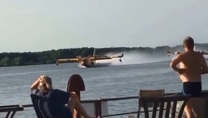 Un Canadair percute de plein fouet une péniche.