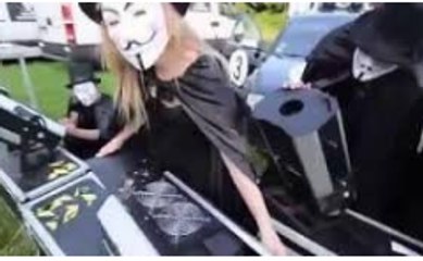 Anonymous : La musique permet à tous de se réunir " Music lets all unite"