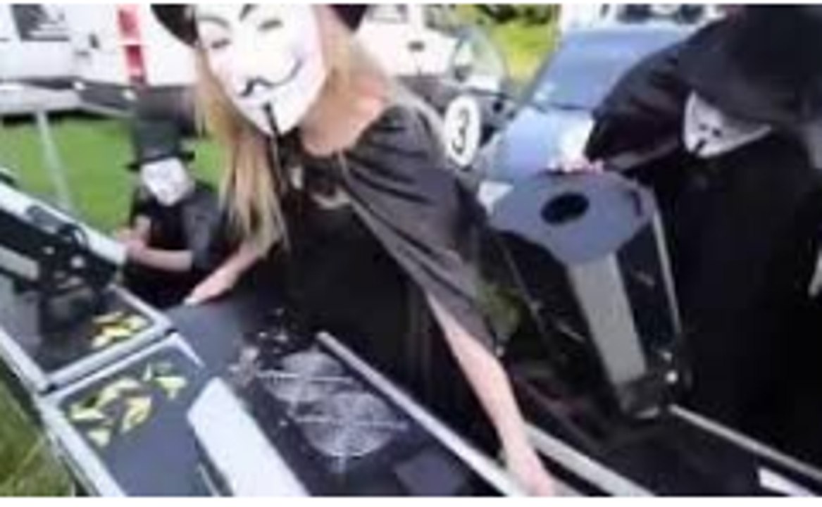 Anonymous : La musique permet à tous de se réunir " Music lets all unite"