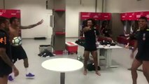 Neymar joga 'fut mesa' no vestiário com Daniel Alves, Marcelo e Thiago Silva, assista!