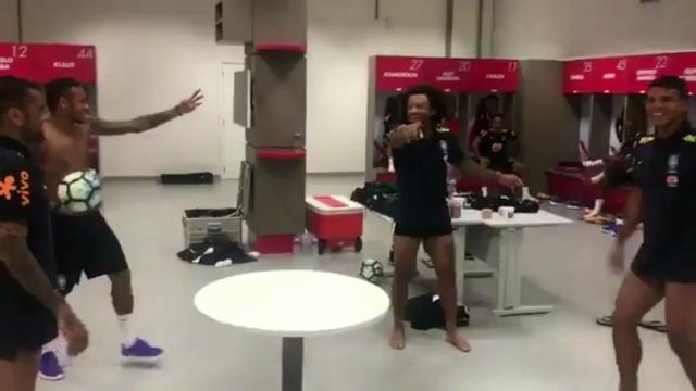 Neymar joga 'fut mesa' no vestiário com Daniel Alves, Marcelo e Thiago Silva, assista!