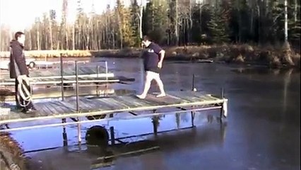 Un homme gros saute sur la glace