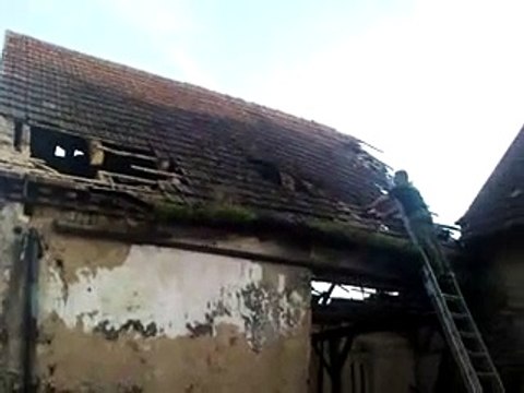 Régis répare un toit