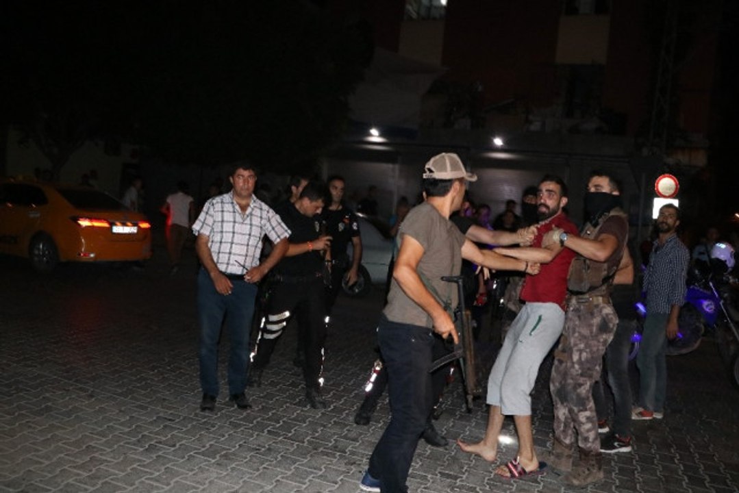 Adana'da Mahalleli ve Suriyeliler Arasında Çıkan Sopalı Bıçaklı Kavgaya Özel Harekat Müdahale Etti