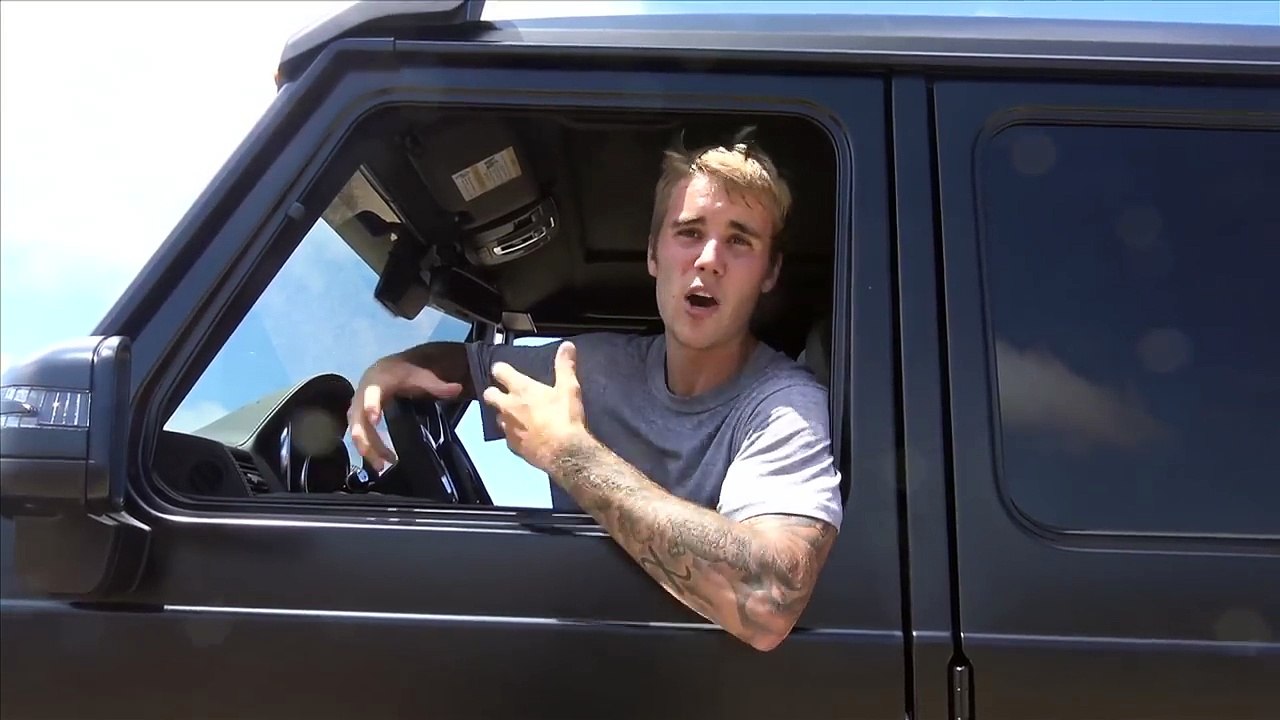 Justin_Bieber_Has_A_Heart-To-Heart_With_Photographer_About_The_Truck_Accident