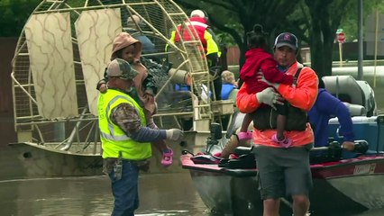 A Houston, des secouristes volontaires sur les flots