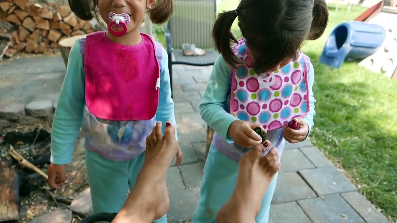 Bad Baby Twins - Kate & Lilly, Elsa in Real Life!! Giant Bubble Bath, Magic Powers, Surpri