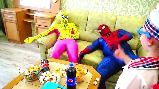 ЧЕЛОВЕК ПАУК ЗАБОЛЕЛ И СУПЕРМЕН ДЕЛАЕТ ЕМУ ОГРОМНЫЙ УКОЛ В ПОПУ / SPIDERMAN vs DOCTOR IN R