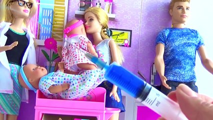 Et bébé docteur poupée pour drôle fille aller vie réal seringue à Il jumeaux avec Barbie ken barbie p