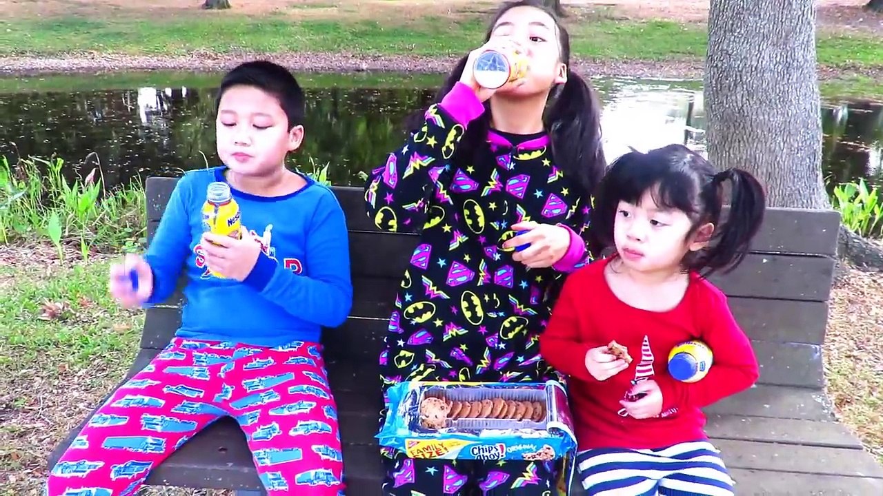 Attaques mal papa la famille caprice jouet contre sorcière monde Santa annabelle victoria freaks