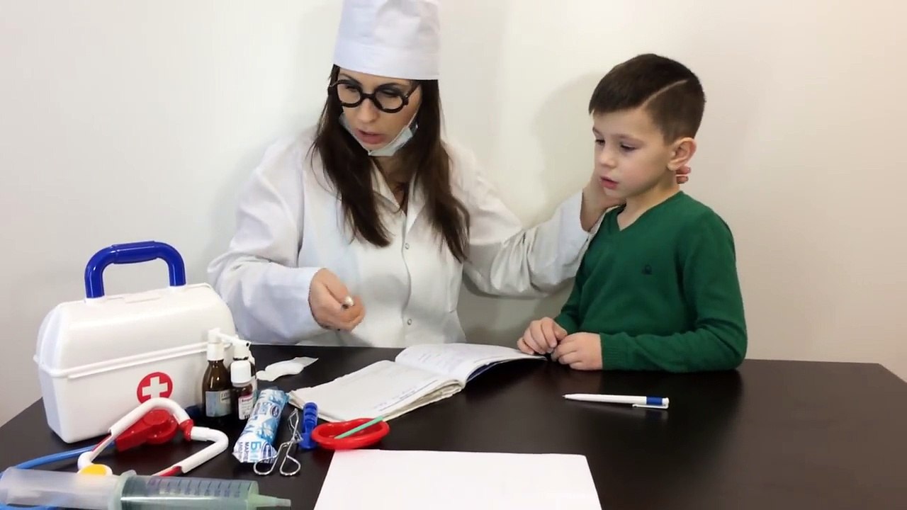 МАРИК СЛЕПОЙ?! БОЛЬНО ДО СЛЕЗ! КАПАЕМ ГЛАЗА Play doctor My 4 years old daughter is rolepla