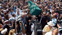 Vatan Şaşmaz'ın Cenazesinde Büyük Ayıp: Tabut Başında Fotoğraf Çektirmek İstediler
