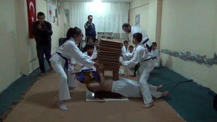 Çivili Tahta Üzerine Uzanarak Karnında Kiremit Kırdıran Rambo