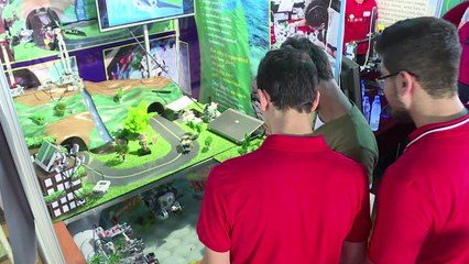 عشرات الطلاب السوريين يتنافسون في أولمبياد الروبوت في دمشق