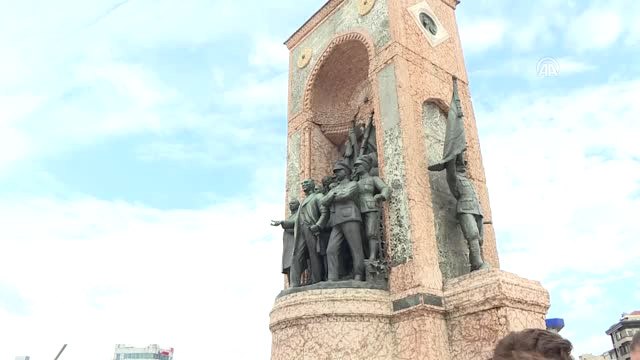 Büyük Zafer'in 95. Yıl Dönümü - Taksim'deki Cumhuriyet Anıtı'nda Tören Düzenlendi