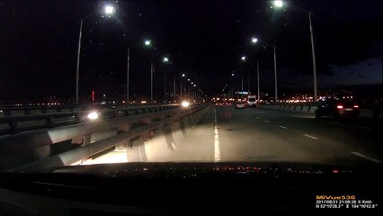 Un chat coincé sous une voiture en marche va avoir très chaud... Chanceux!