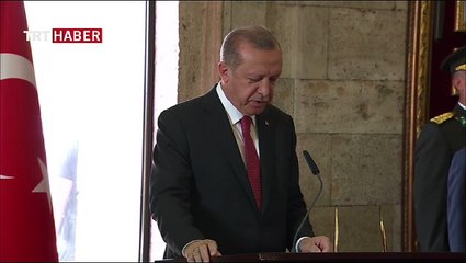 Cumhurbaşkanı Anıtkabir Özel Defteri'ni imzaladı