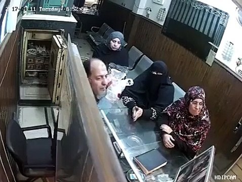 ویڈیو میں دیکھیں عورت نے سنار کی دکان میں چوری کی لیکن کیمرے کی آنکھ سے نہ بچ پائی۔ ویڈیو: میاں یوسف۔ لاہور