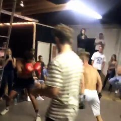 Deux jeunes hommes nous montrent ce qu'est un "double K.O."