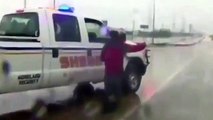 Une journaliste aide un homme bloqué dans son camion après le passage de l'ouragan Harvey