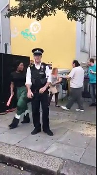 Un policier chargé de la sécurité du carnaval de Notting Hill fait le buzz sur les réseaux sociaux avec une danse endiab