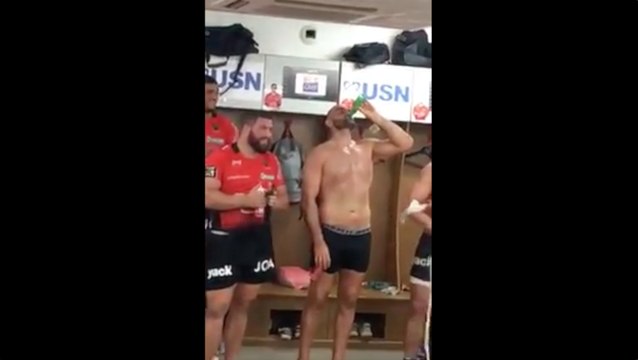 L'ambiance dans le vestiaires du RCT après leur victoire face à Pau