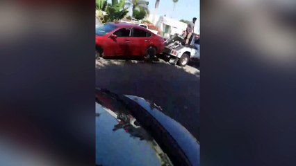 Cette dépanneuse a une drôle de façon de transporter les voitures !