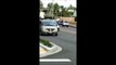 Road rage : ce gars se fait trainer par une voiture les fesses à l'air
