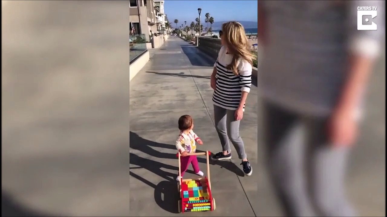 Cette fillette s’intéresse déjà aux beaux garçons torse nu! ahaha