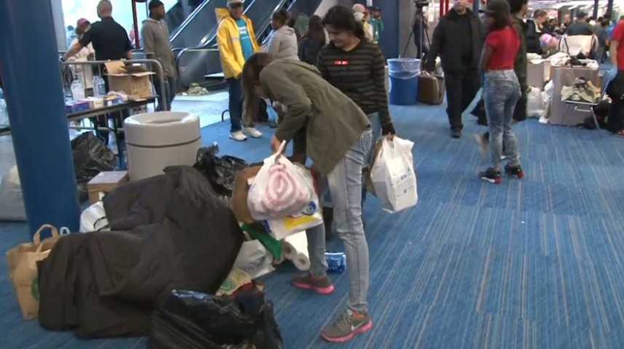 Houston : entre détresse et solidarité, un centre d'accueil s'organise après Harvey