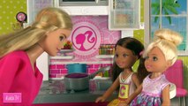 En para Barbie va de dibujos animados jardín de infancia del corazón frío Elsa juegos juguetes Barbie Girls