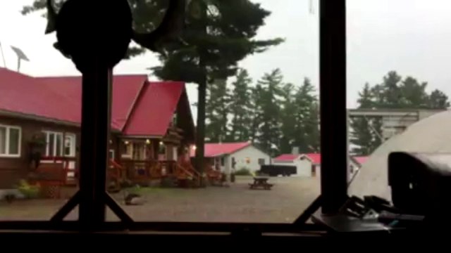 Il filme la foudre qui tombe à quelques mètres de lui... et a la peur de sa vie !