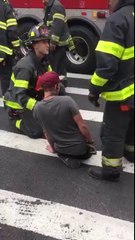 Un homme se retrouve coincé dans un minuscule trou dans une rue de New York