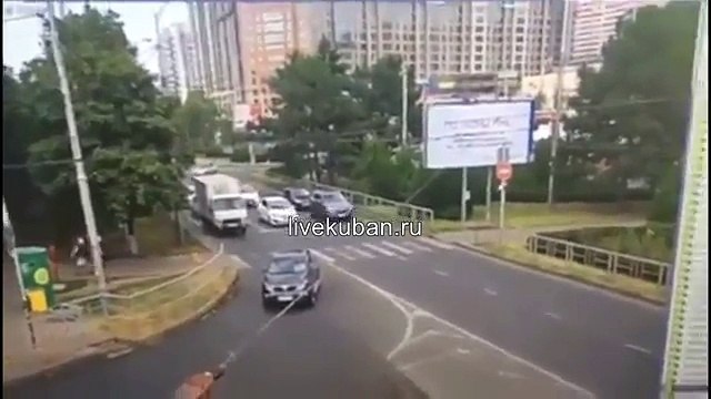 Убегающий стрелок по полицейской машине попал на видео