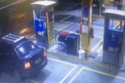 Cámaras de seguridad captan a un sujeto robando a un despachador de gasolinera en Guayaquil