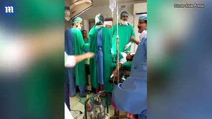 أثناء عملية ولادة طبيبان يتقاتلان ويتسببا في موت الجنين