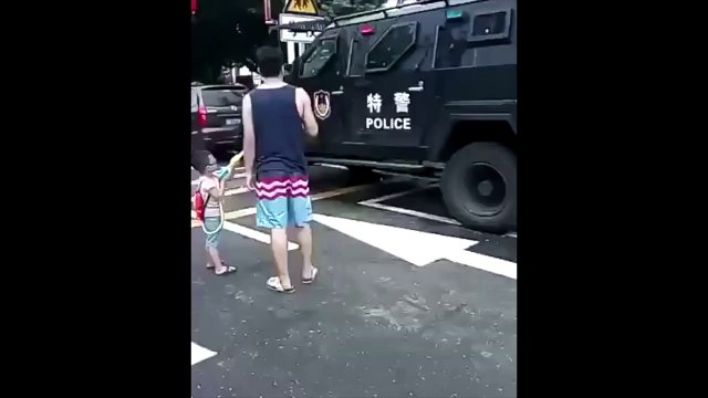 Un enfant joue avec un policer caché dans un blindé au pistolet à eau !