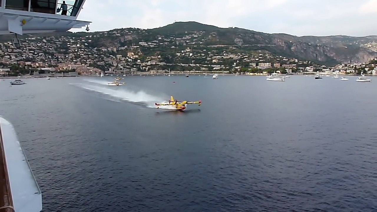 4 Canadairs se rechargent en eau entre des dizaines de bateaux dans la baie de Villefranche dans le sud de la France !