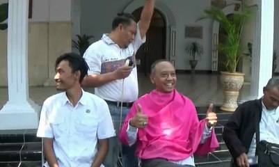 Warga Tegal Cukur Rambut Rayakan Penangkapan Wali Kota