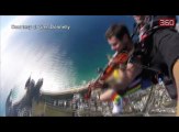 Muzikanti nudo luan me violine teksa hidhet nga avioni me parashute (360video)