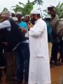 الشيخ الحمودي قبل وفاته في نيجيريا قبل اسبوع يلقن مسلمين جدد الشهادة
