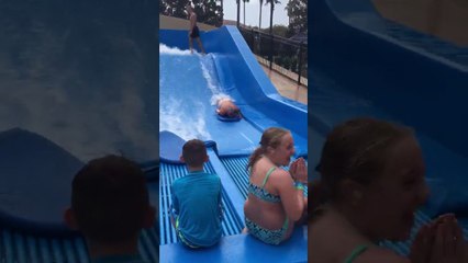 Perdre son maillot de bain dans une vague artificielle